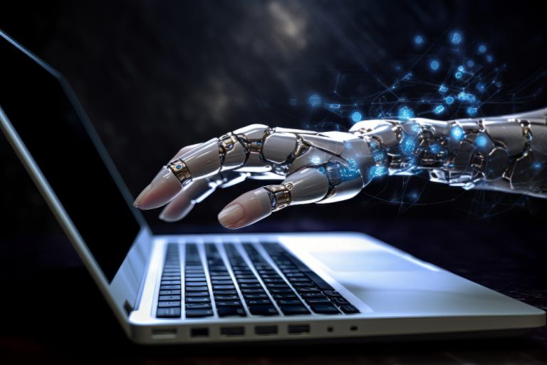 ordenador y una mano d en robot